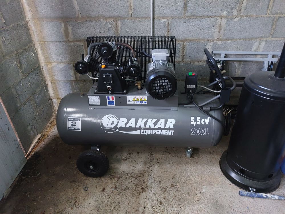 Compresseur professionnel DRAKKAR 200L 5,5 CV 400 V Bricolage