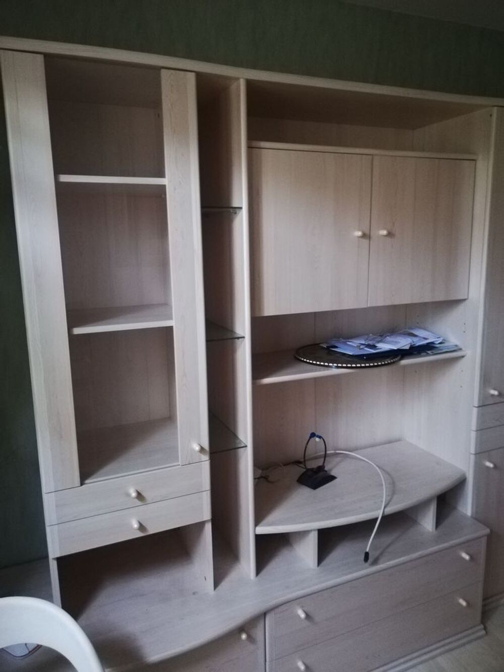 Grand meuble en bois. Décoration