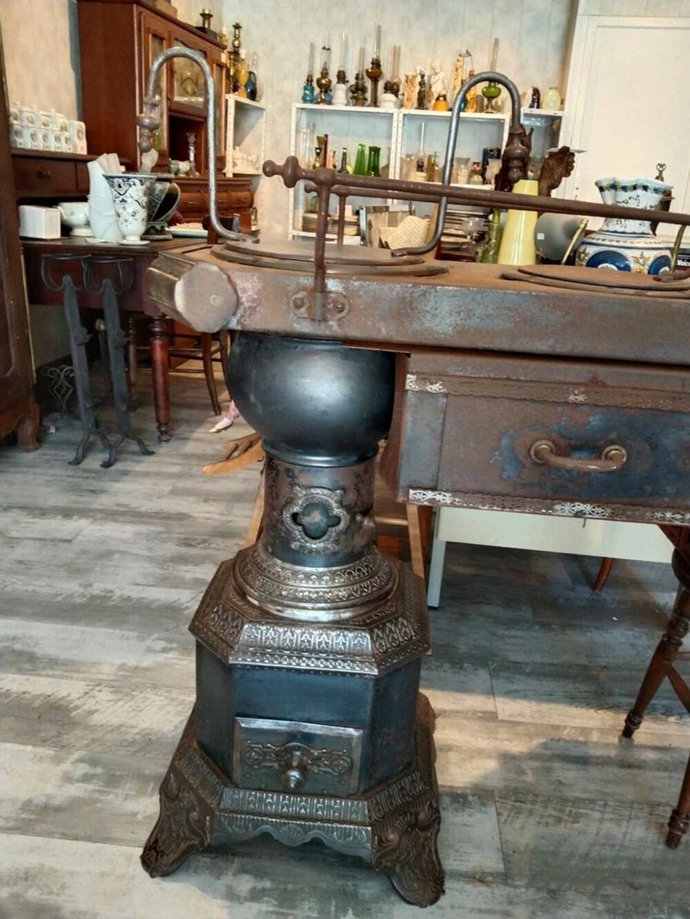 Po&ecirc;le &agrave; charbon. D�coration