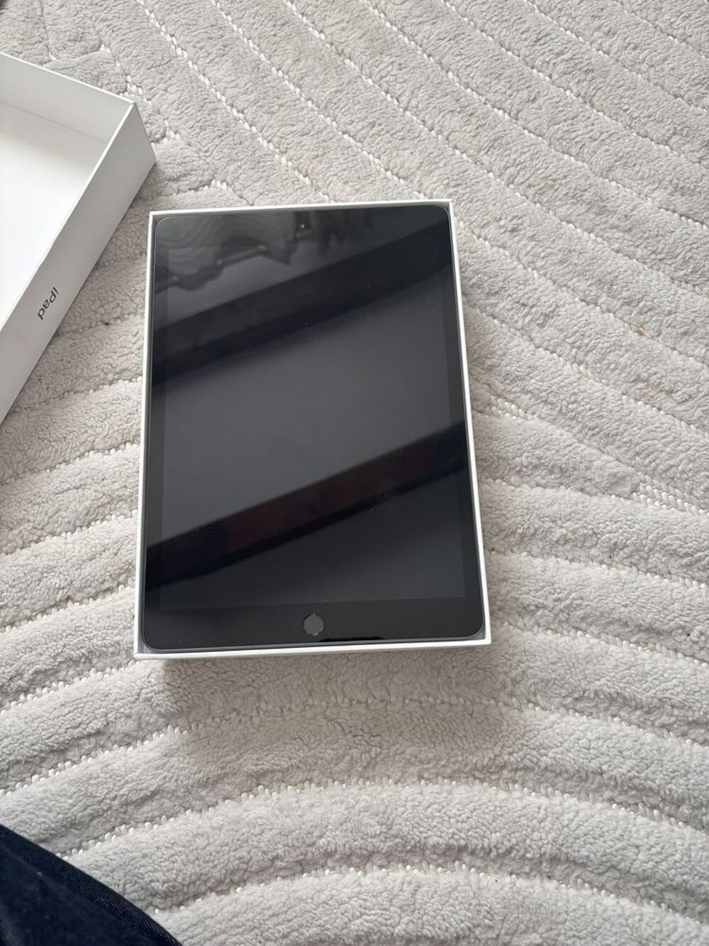 iPad g&eacute;n&eacute;ration 8 avec bo&icirc;te d'origine Téléphones et tablettes