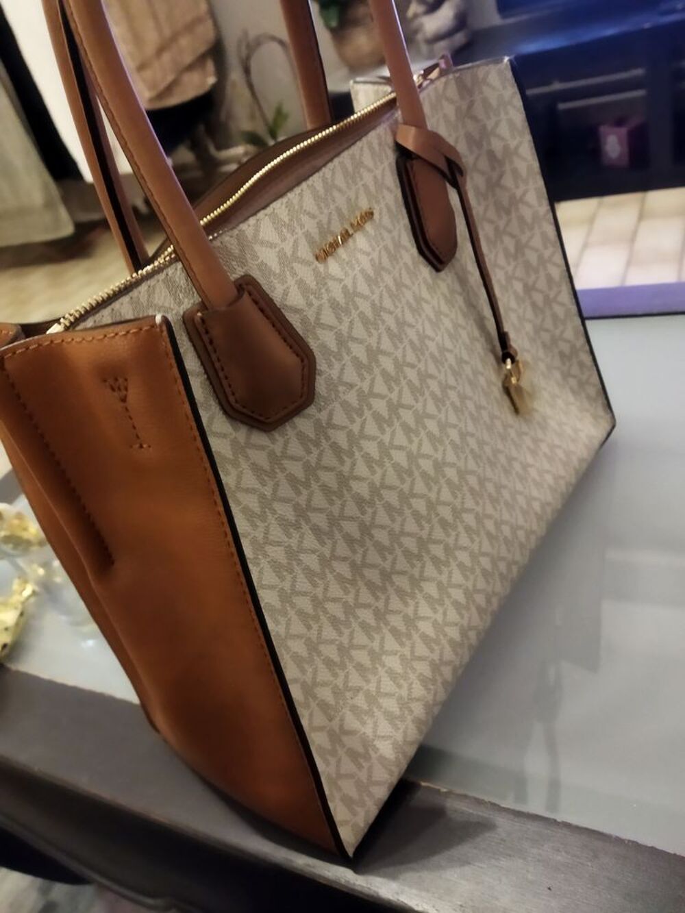 Bonjour magnifique sac de marque Micka&euml;l Kors 
Maroquinerie