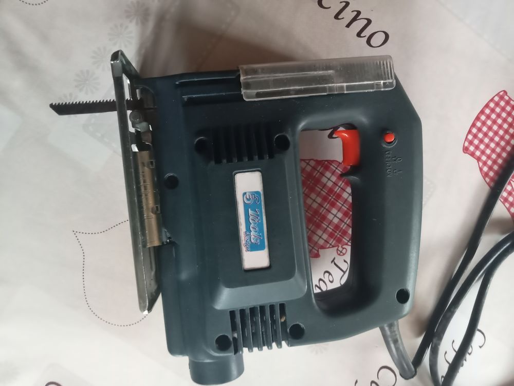 Scie sauteuse &eacute;lectrique 350 watts Bricolage