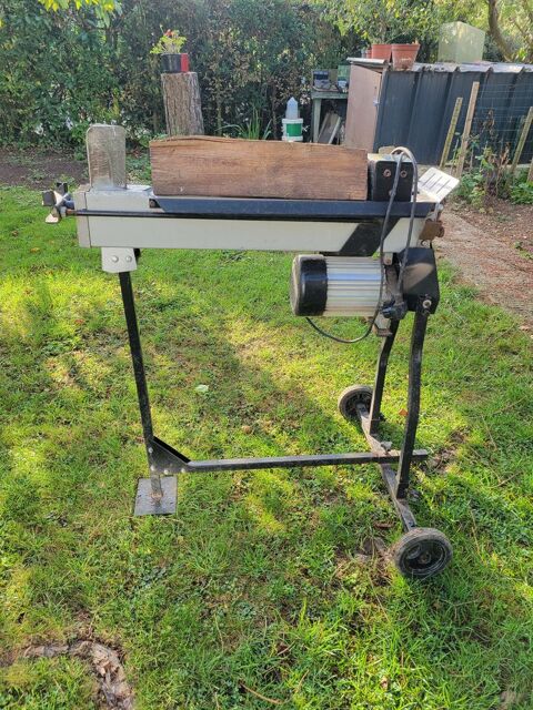 fendeuse buches de 52 cm pression 7 t moteur 2200 w 
0 Bertangles (80)