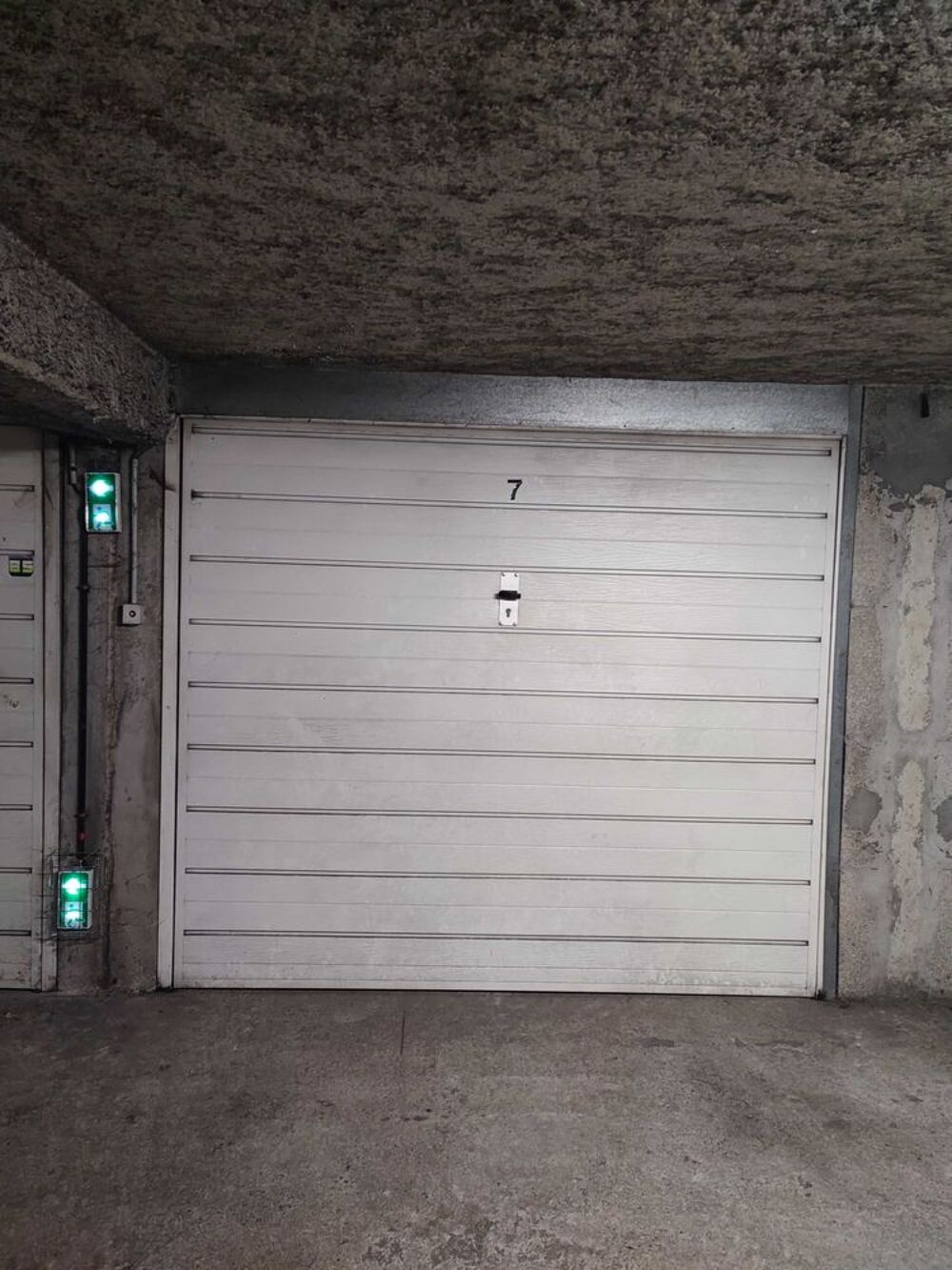 Location Parking/Garage Box de garage fermé à  louer €