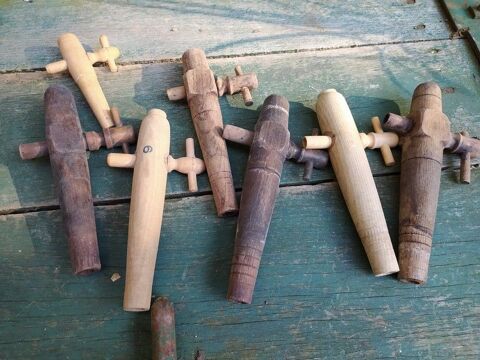 Lot Anciens Robinets � Fut Champlures en Bois 25 Loches (37)