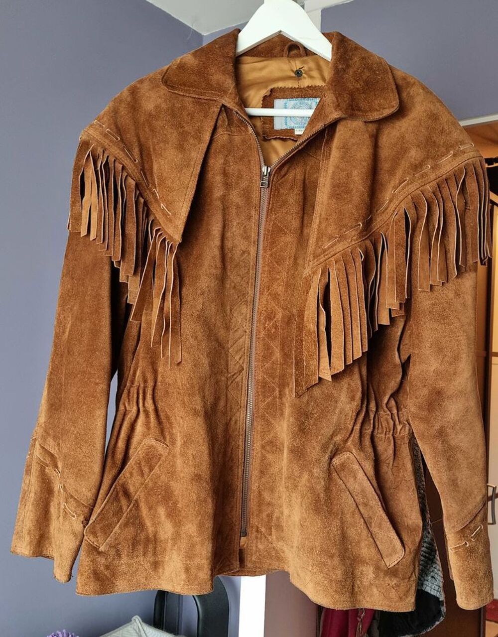 Tr&egrave;s, tr&egrave;s belle veste T42.44. Neuve . Cuir retourn&eacute; daim. Vêtements