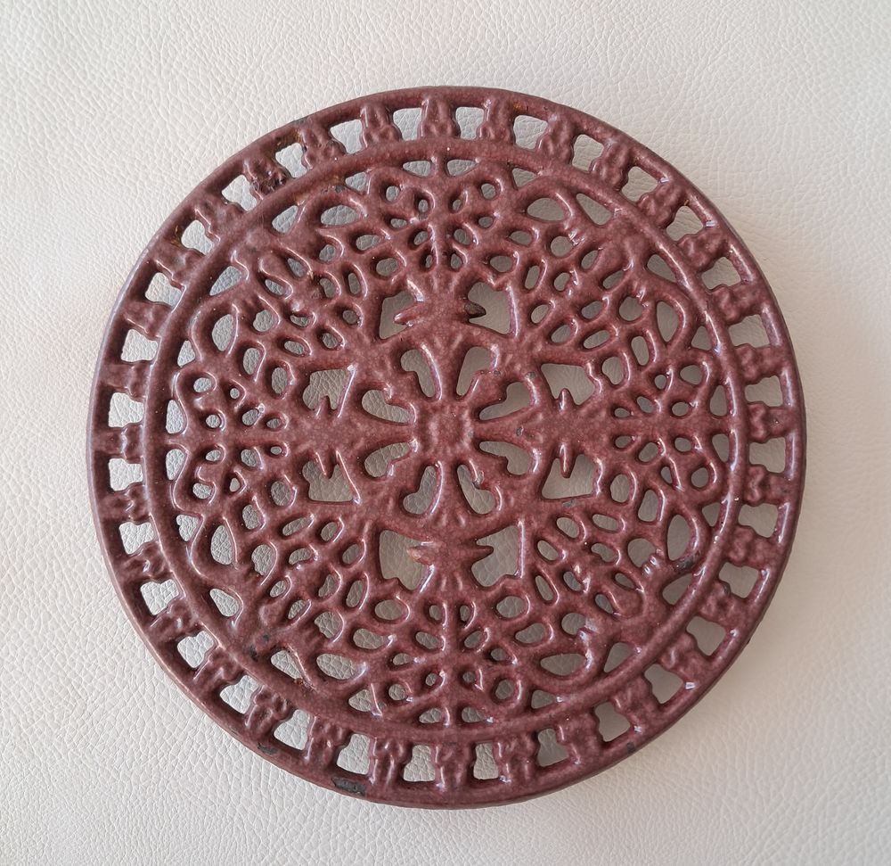 dessous de plat en fonte &agrave; formes g&eacute;om&eacute;triques bordeaux Cuisine