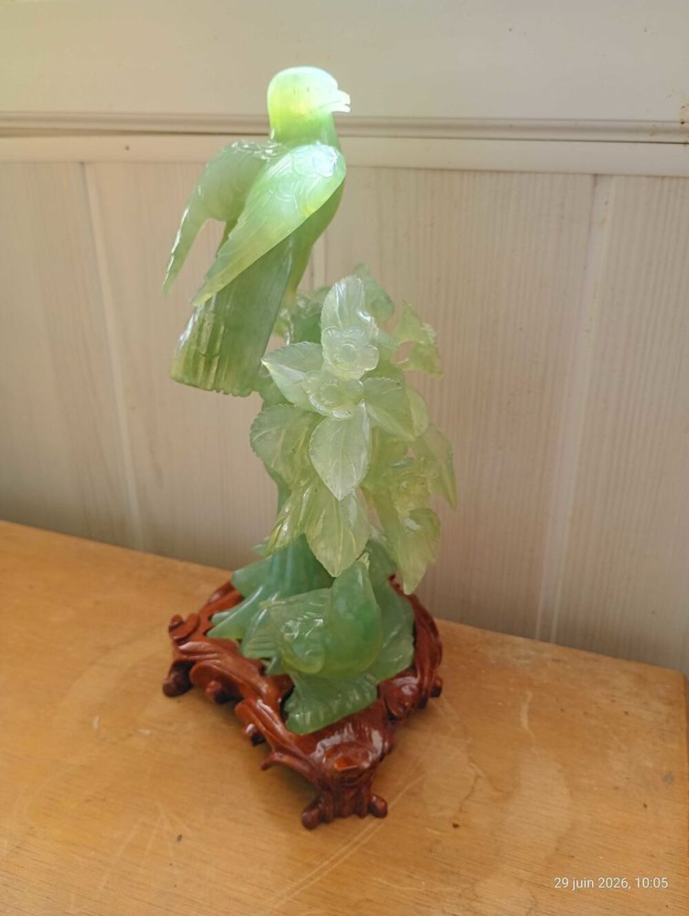 oiseaux sur sa branche d'arbre en jade sculpt&eacute; 