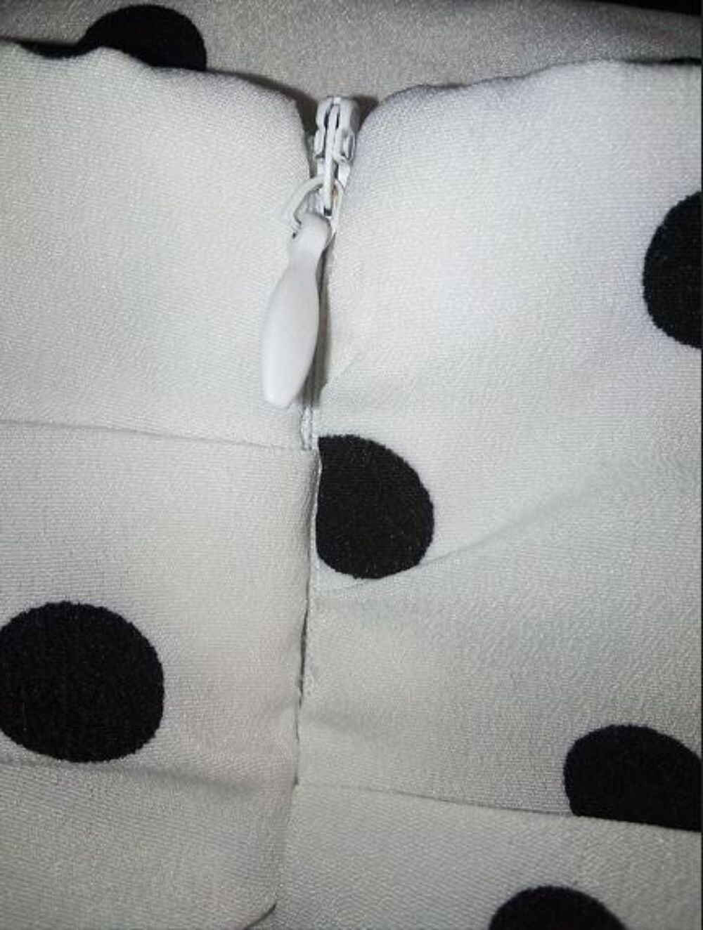 Jupe courte &agrave; pois noirs sur fond blanc Vêtements