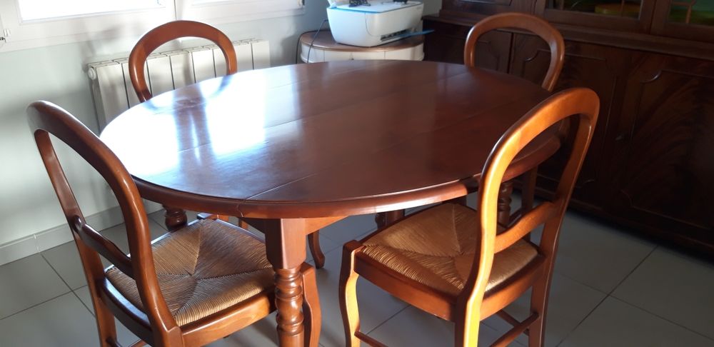 table ovale bois massif, couleurs acajou extensible jusqu &agrave; 10 couverts. dimensions ferm&eacute;es 110&times;130 , ainsi que 4 rallonges pour dimensions totale ouverte 230 cm. Et quatre chaises assises pailles. Cause de demena-gement Meubles