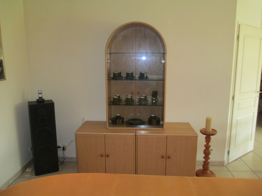 Ensemble de table a manger,armoire vitrine et 8 chaises. Meubles