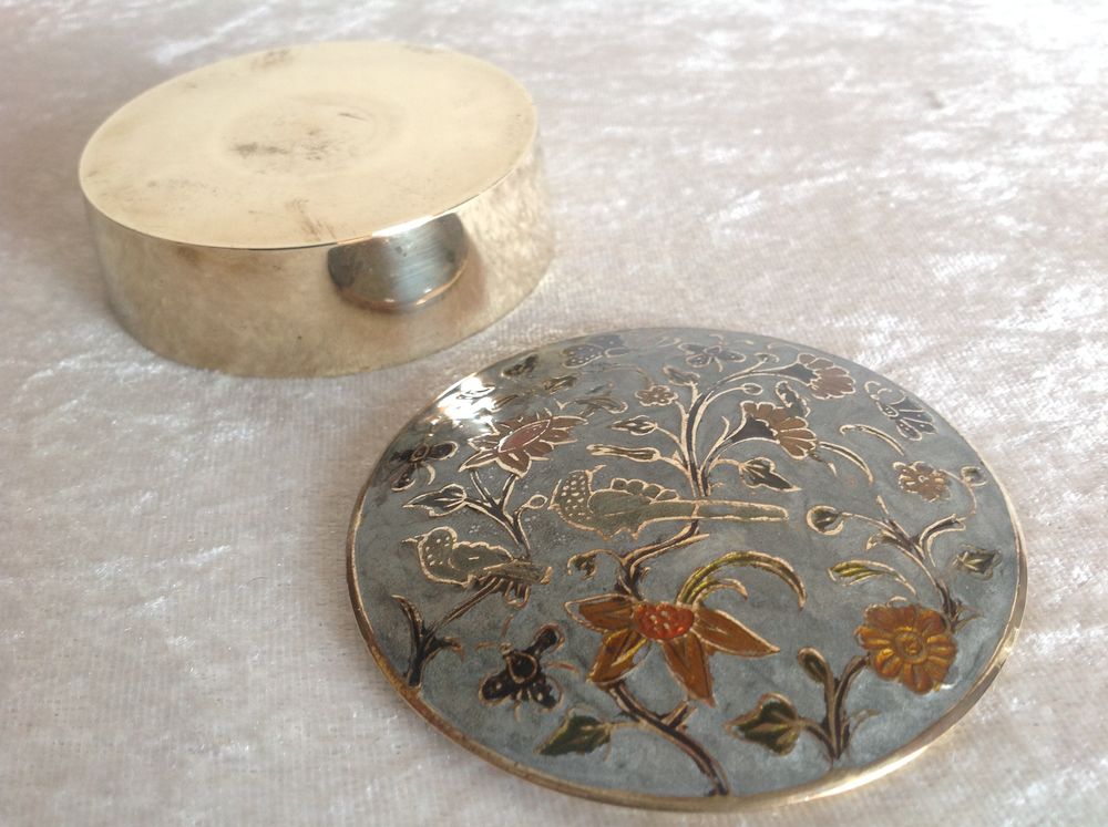 BOITE INDIENNE EN LAITON EMAILLEE Bijoux et montres