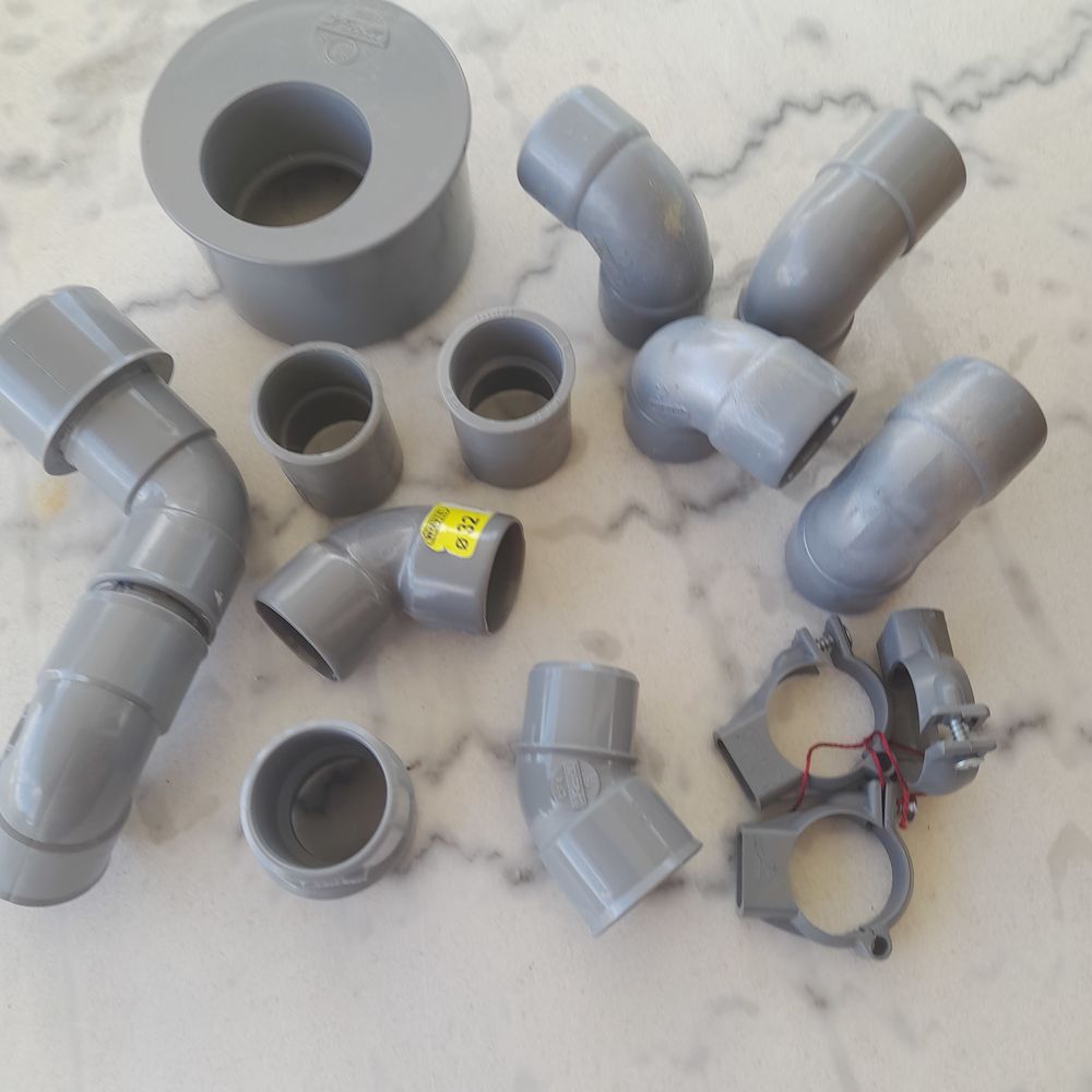 coudes ,rallonges , r&eacute;ductions , colliers en D 32 en PVC.
Bricolage