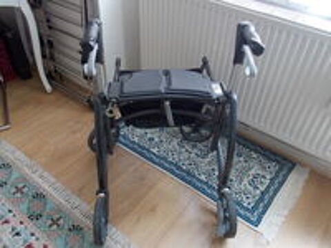   DEAMBULATEUR  AVEC ROUES  