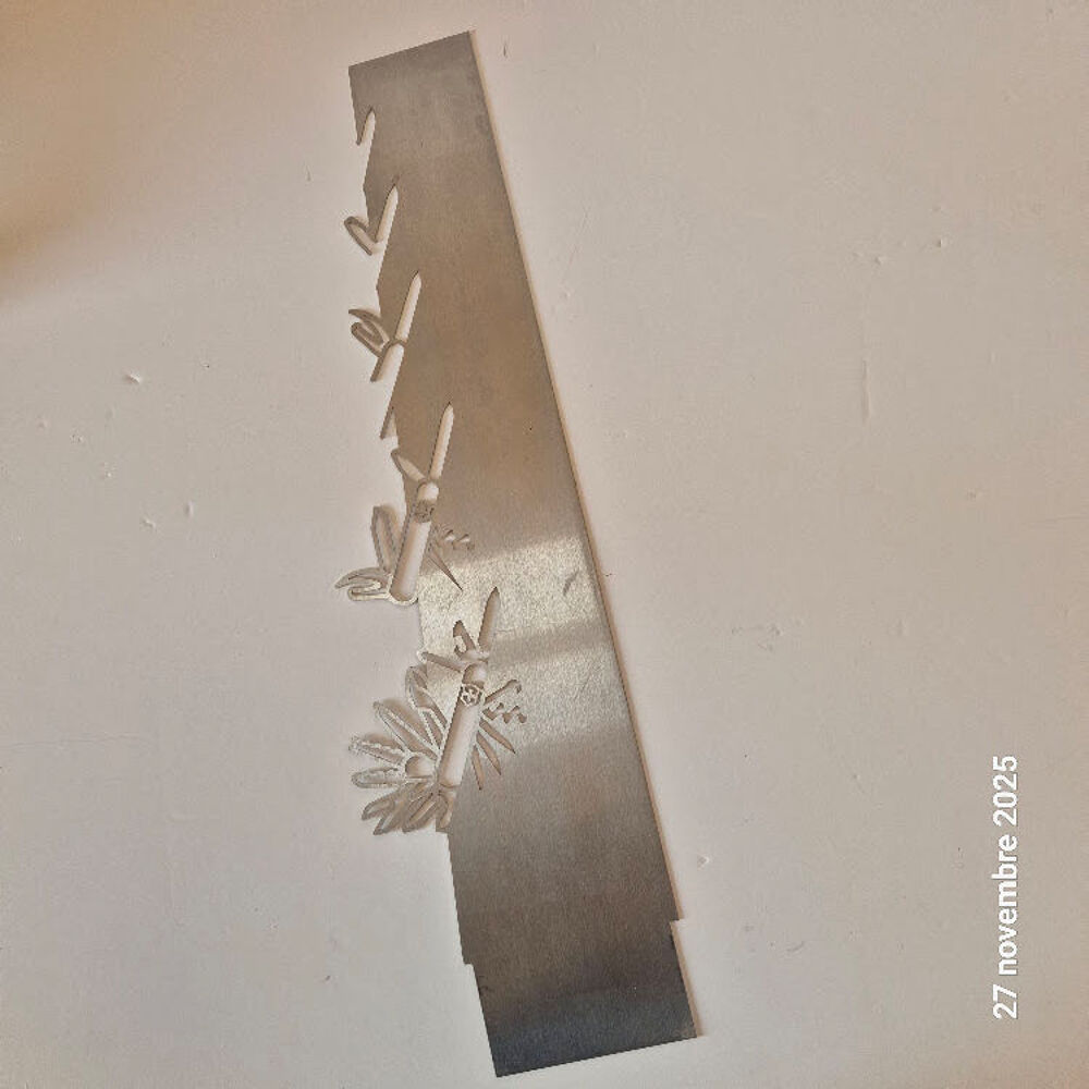 Pi&egrave;ce ma&icirc;tresse d'un pr&eacute;sentoir de vitrine Victorinox en ino 