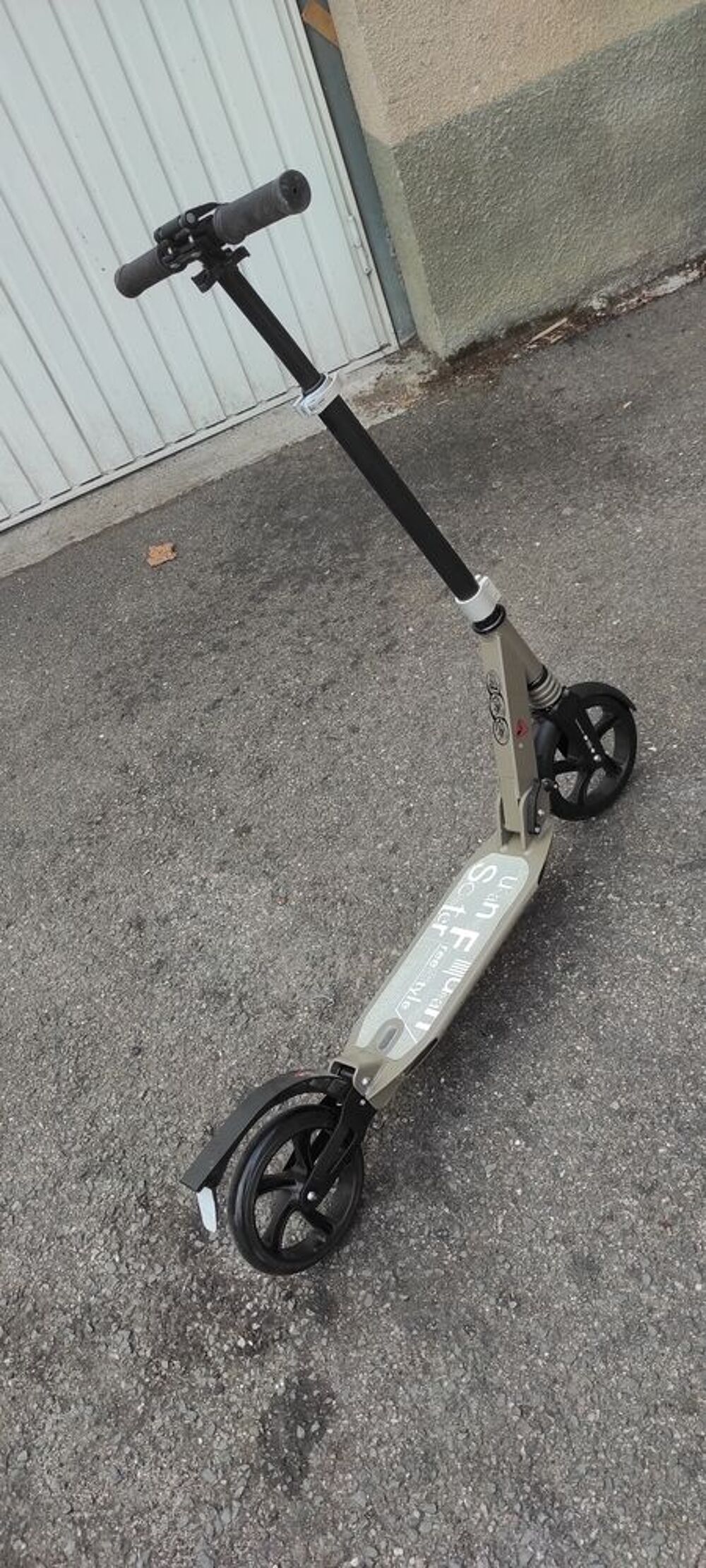 Trottinette pliable pour adulte.
Sports