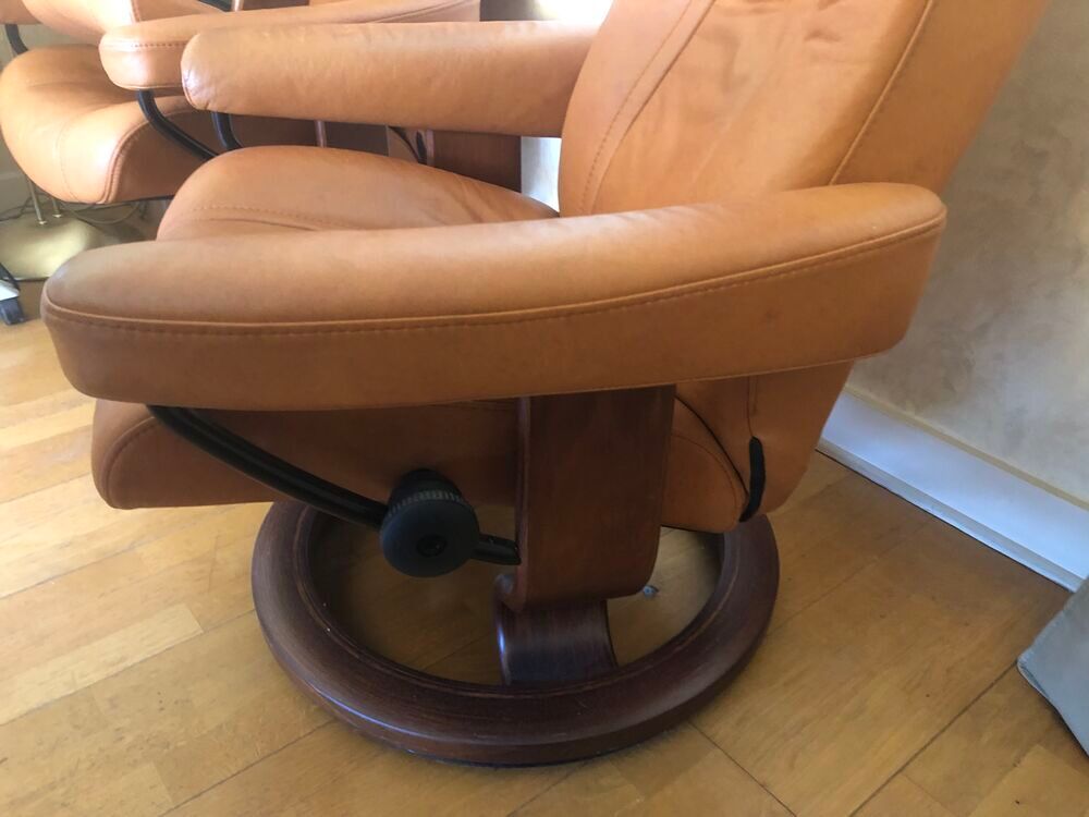 2 fauteuils cuir avec un repose pied Meubles
