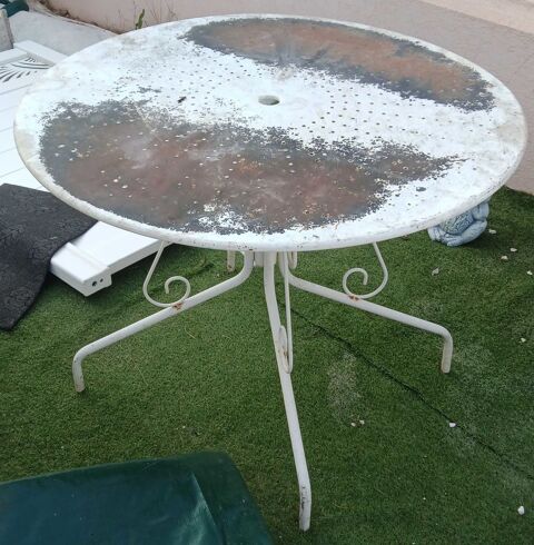 Table en fer forg� blanche 40 Le Revest-les-Eaux (83)