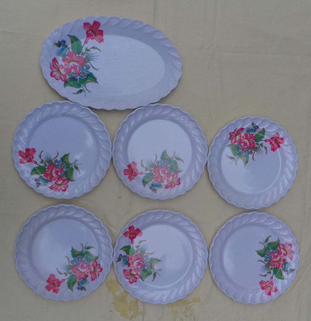 6 assiettes+1 plat ovale &agrave; fleurs en plastique vintage neufs Cuisine