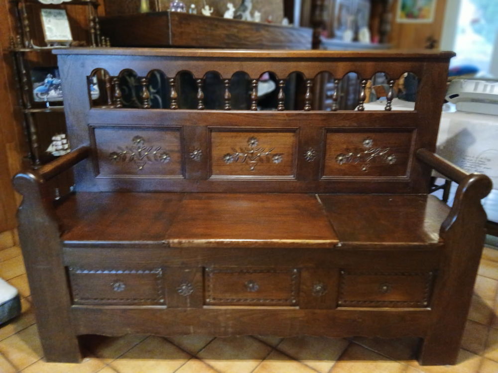Banc coffre breton en ch&ecirc;ne veritable, sculpt&eacute;, +_40 ans Meubles