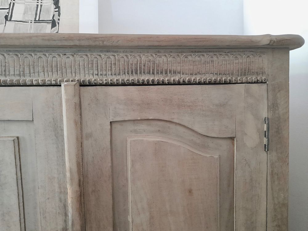 Petite armoire en bois massif, sculpt&eacute;e en partie haute Meubles