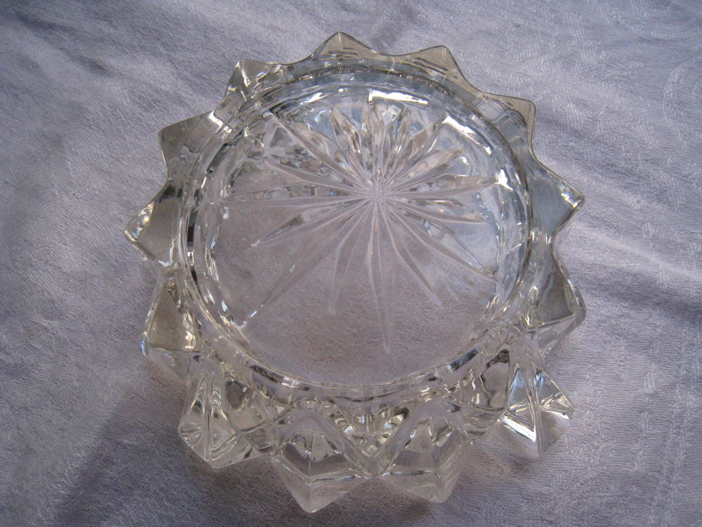 Cendrier en verre taill&eacute; de 1970 Décoration