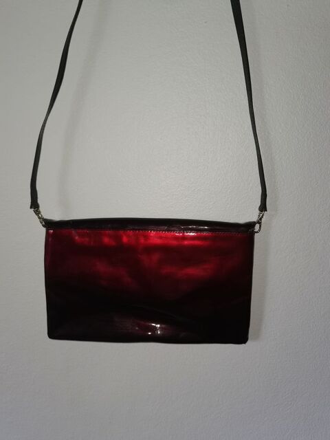 Sac  main rouge et noir vernis  15 Saint-Leu (97)