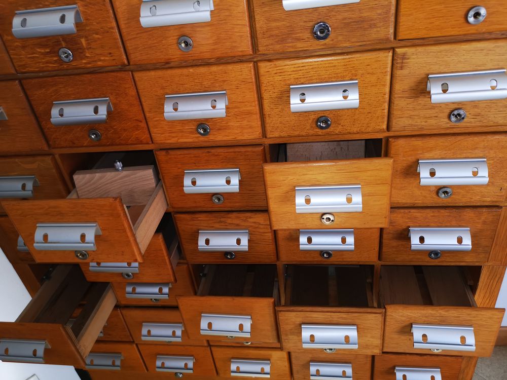 
Meuble de biblioth&egrave;que vintage 35 tiroirs en bois Meubles