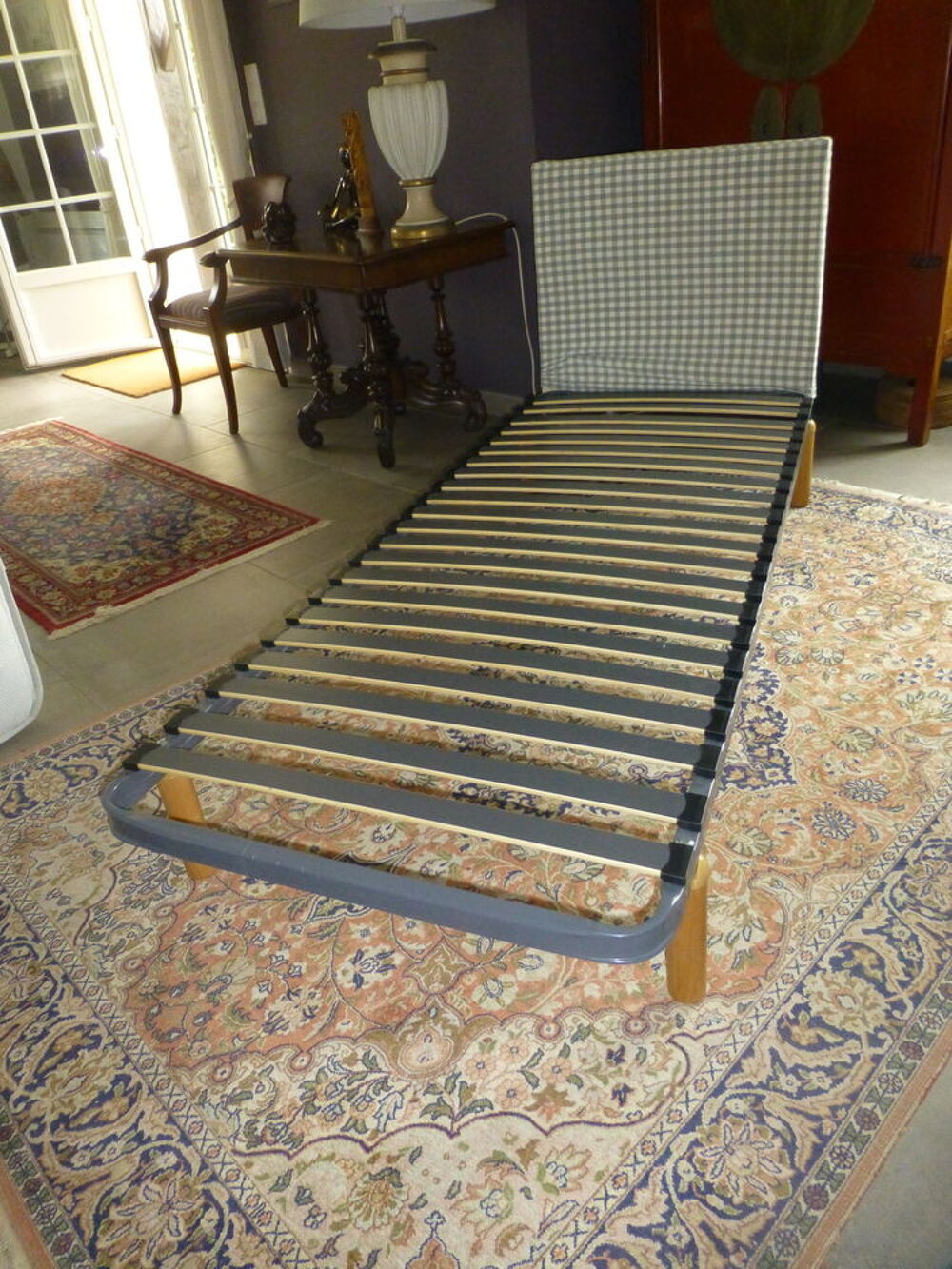 2 lits avec sommier, matelas, t&ecirc;tes de lits.
Meubles