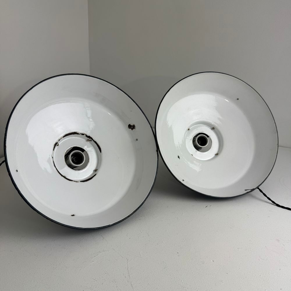 PAIRE D'ANCIENNES SUSPENSIONS EMAILL&Eacute;ES INDUSTRIELLES " MAZ Décoration
