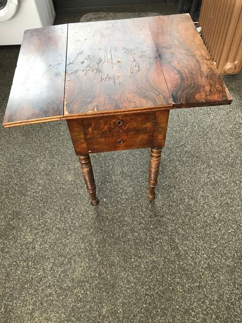 TABLE CHEVET A SECRETS- PIED TOURNES 35 Cr�ches-sur-Sa�ne (71)
