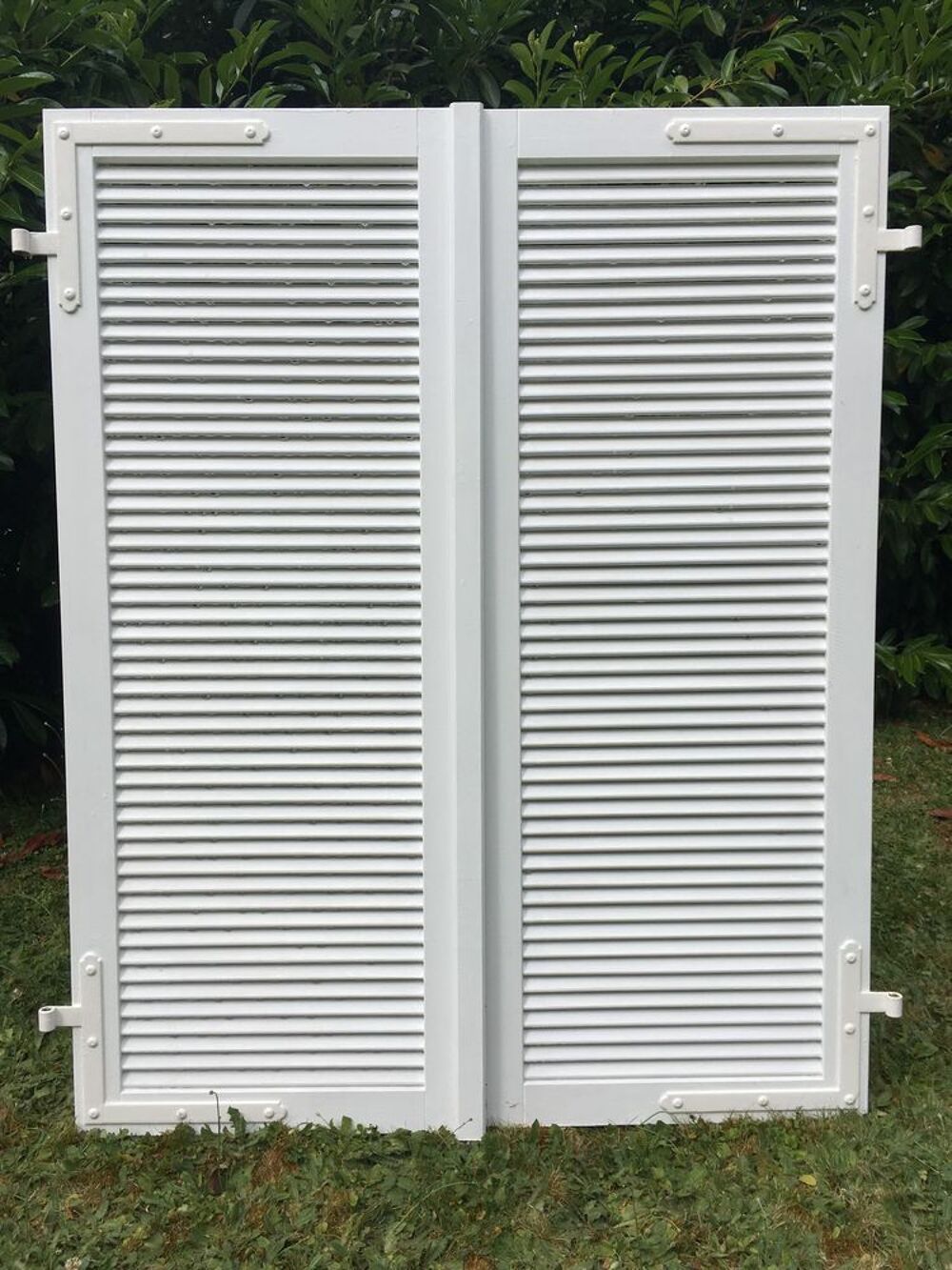 Volets battants persienn&eacute;s bois exotique peint en blanc Bricolage