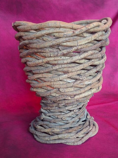 Cache pot M�dicis en bois tress� 25 Avermes (03)