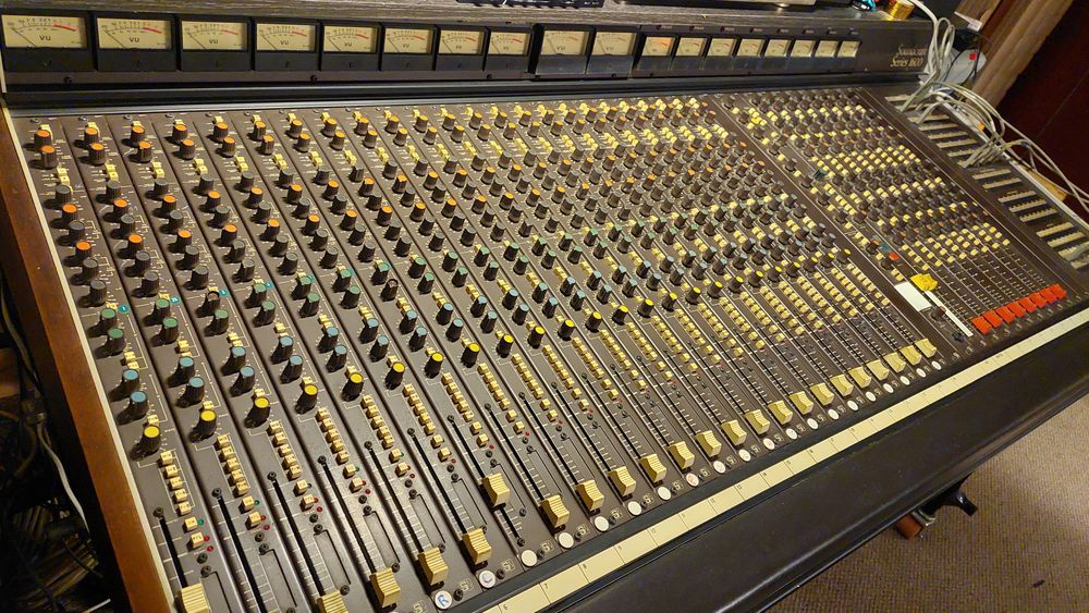 Belle console studio d'enregistrement 24 voies Instruments de musique