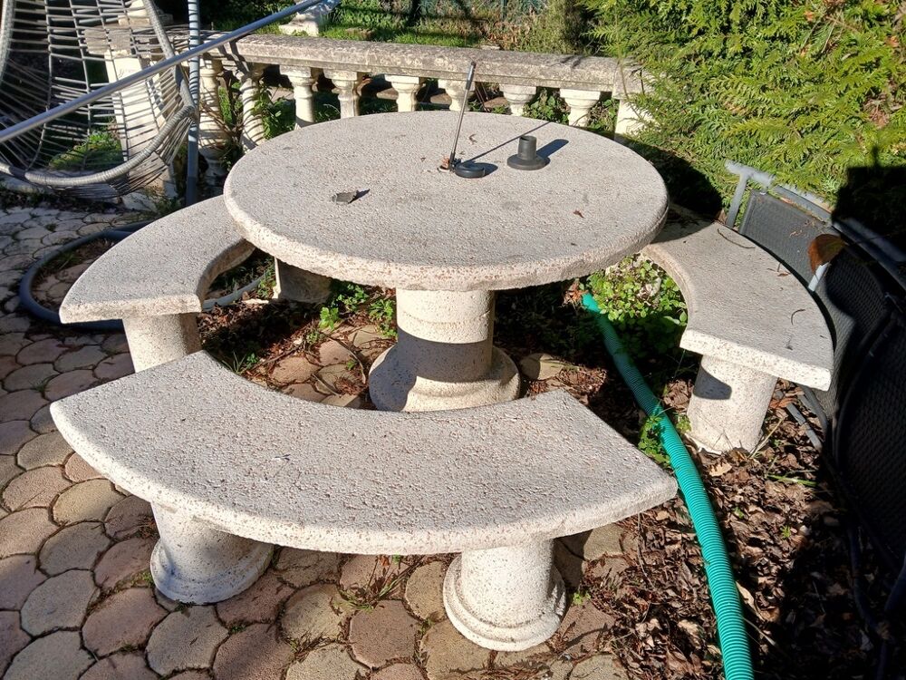 Table de jardin ronde en pierre avec bancs assortis Meubles