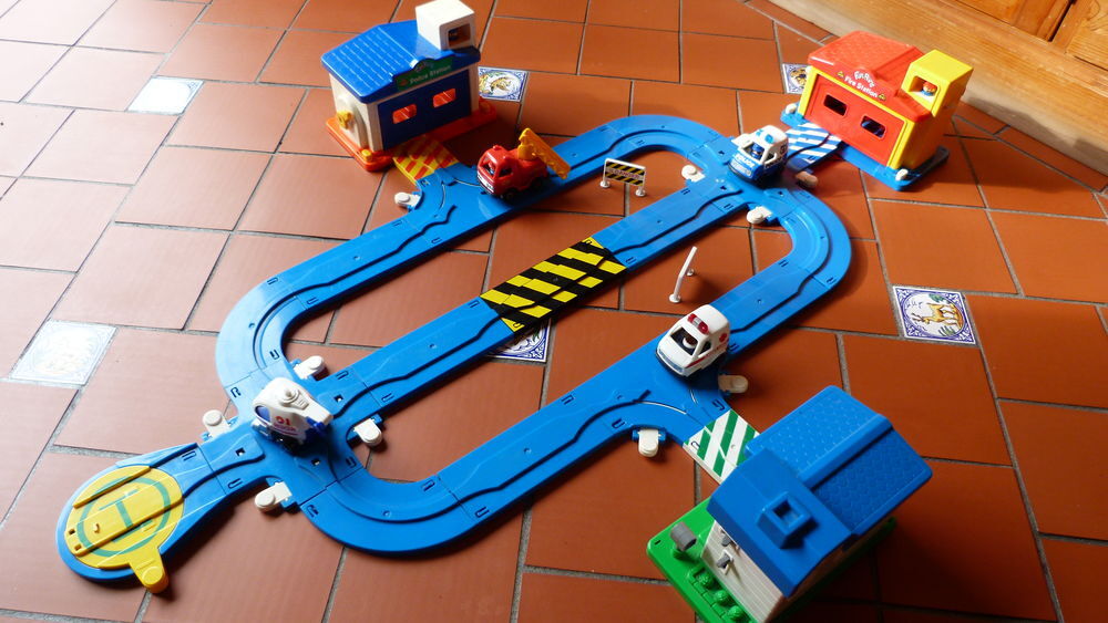 Garage pour voiture a friction enfant (tomy) tr&egrave;s bon &eacute;tat Jeux / jouets