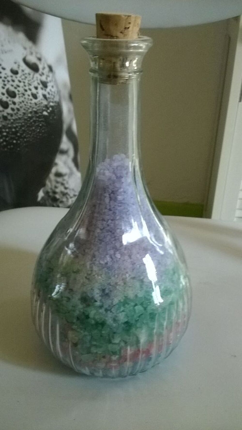 Bouteille avec cristaux pastel multicolores Décoration