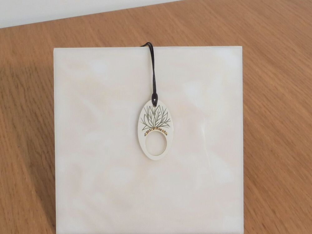 Collier/ Sautoir avec son Anneau Oval en Plastique Blanc Bijoux et montres