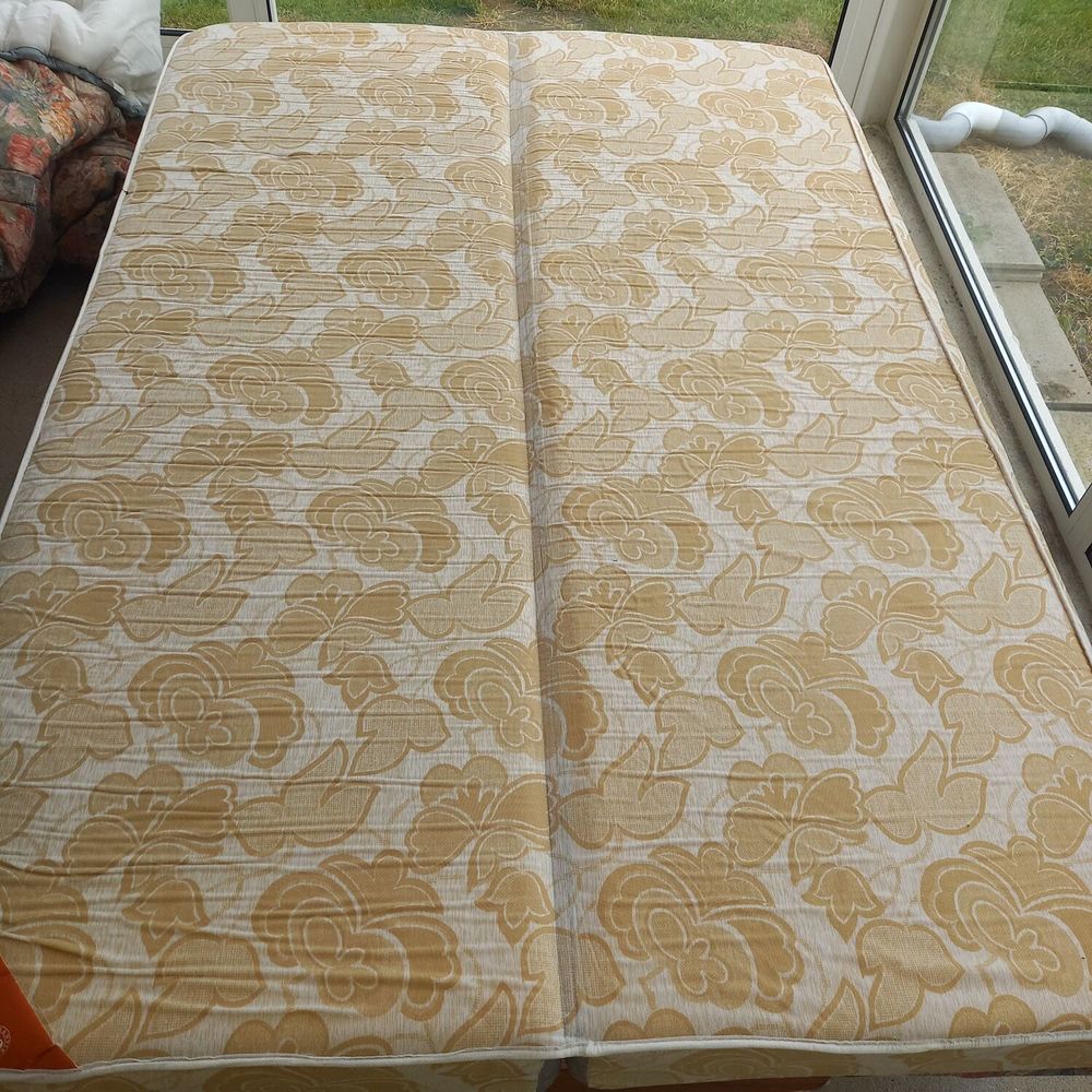 Canap&eacute; lit tissu .tr&egrave;s bon matelas Meubles