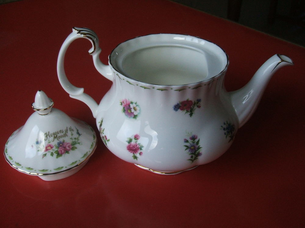 Th&eacute;i&egrave;re porcelaine Anglaise de Royal Albert fleur des mois 