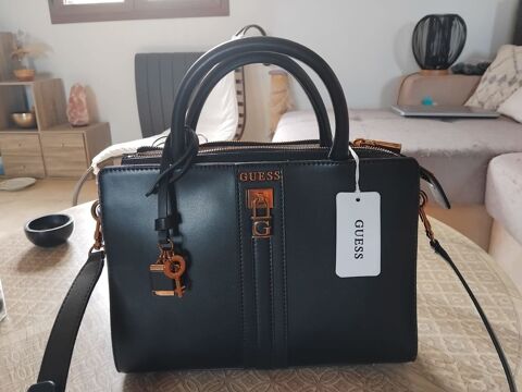 Sac  main GUESS 49 Saint-Andr-de-la-Roche (06)