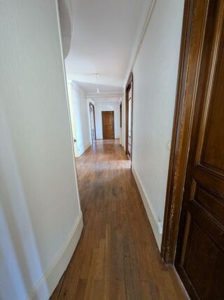  Appartement à louer 7 pièces 184 m²