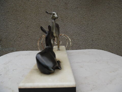 sculpture art déco biche et son petit. Bourges (18)