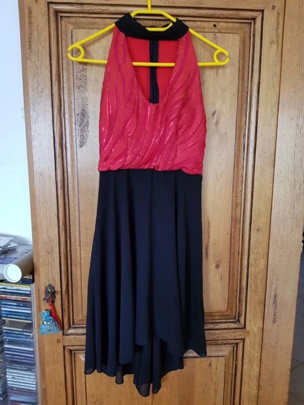 Robe noire et rouge a paillette bustier rouge zip a l arri&egrave;r Vtements