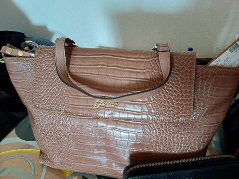 Sac a main GUESS La Garde (83)