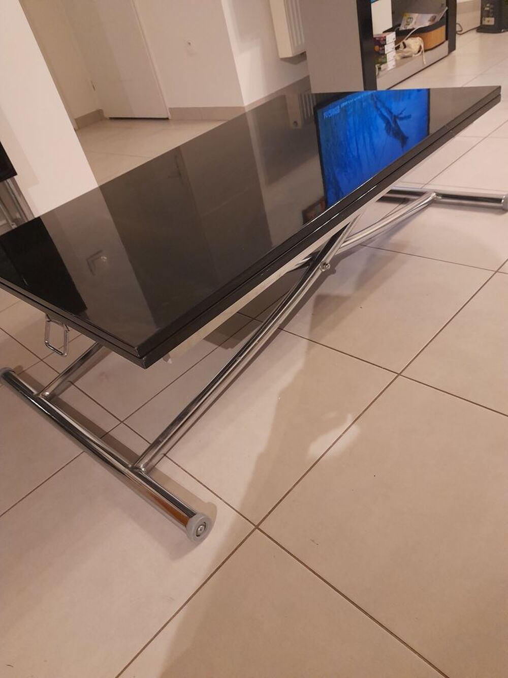 Table noire avec pieds en m&eacute;tal chrom&eacute; Meubles