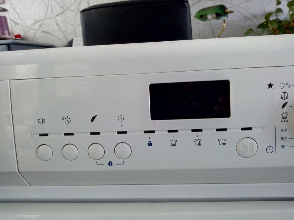 SECHE LINGE 8 kg ETAT NEUF CONDENSATION OU A RACCORDER
Electroménager