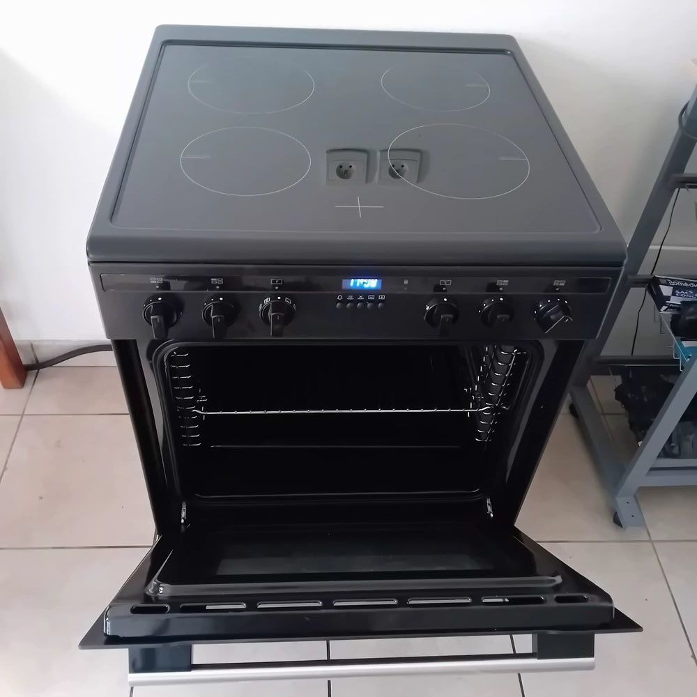 Cuisini&egrave;re quasi neuve (Encore sous garantie) Meubles