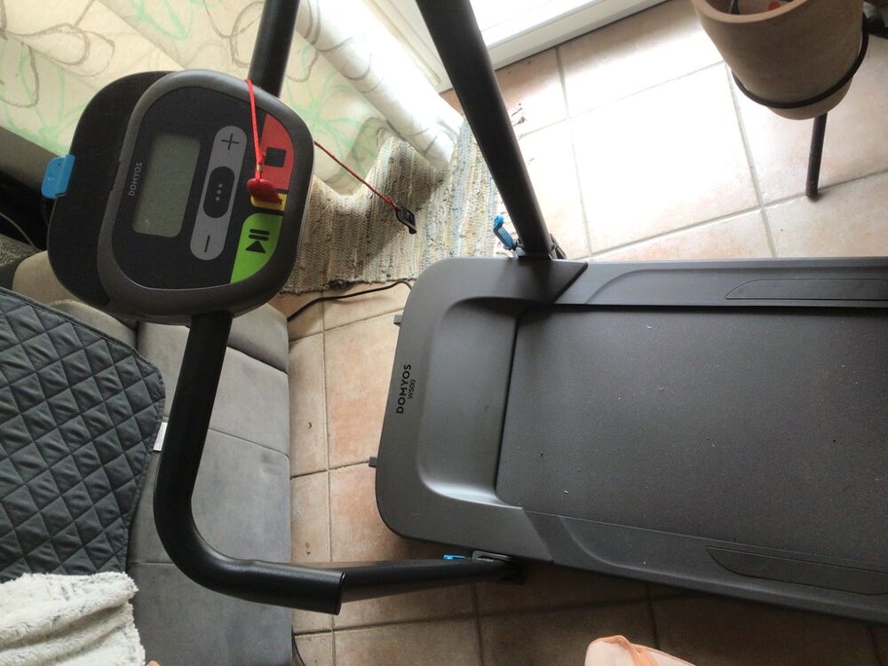 Tapis de course avec console num&eacute;rique - Noir Sports