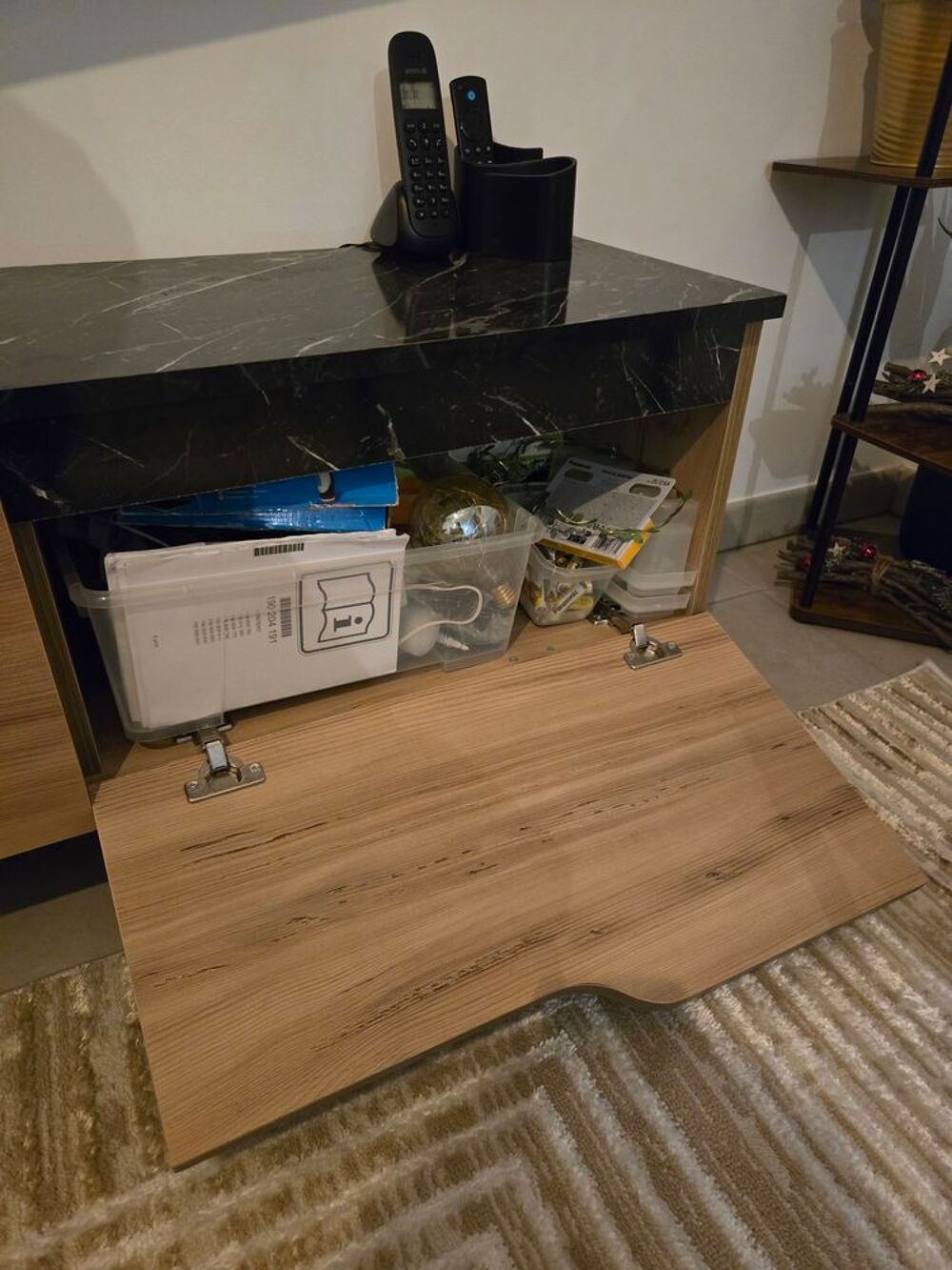 Meuble TV bois clair et marbre noir Meubles